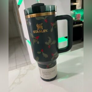 Stanley Dark Green Christmas Tumbler with Holly Pattern 40 oz new No box